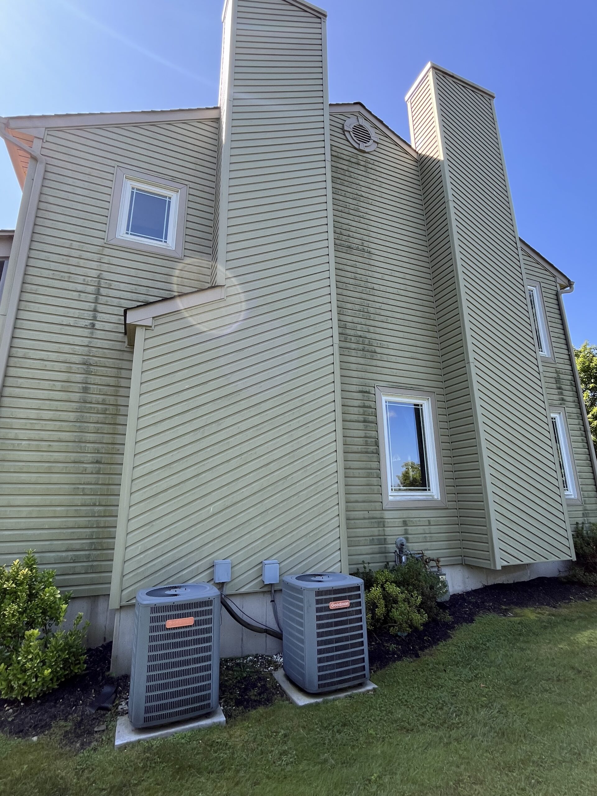 Moldy home needing power wash